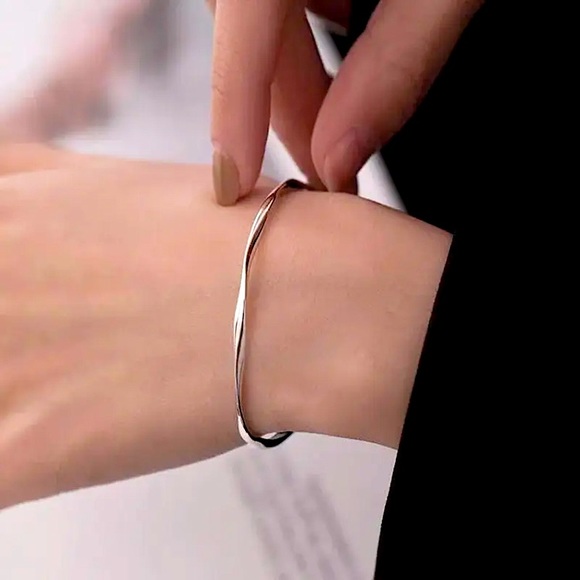 ⚜️𝟯𝟬%𝗢𝗙𝗙 𝗯𝘂𝗻𝗱𝗹𝗲𝘀 𝟯+⚜️ NEW Twisted Simple Delicate Cuff - Picture 3 of 13
